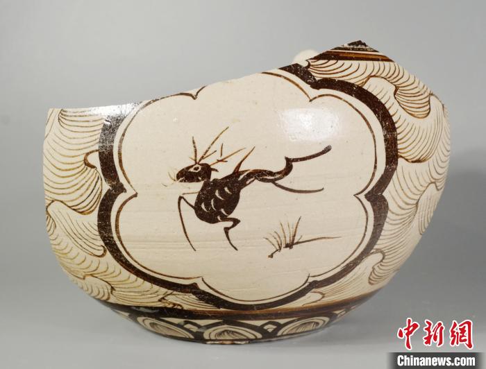 汪星侶收藏的吉州窯殘件白地褐花波濤紋開光奔鹿罐?！⊥粜莻H供圖