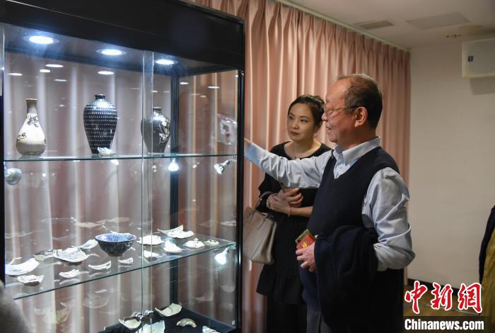 汪星侶(右一)向觀眾介紹吉州窯瓷器。　范宇斌攝